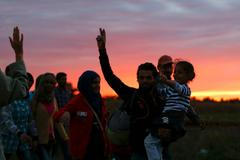 Skupina běženců dorazila se západem slunce do maďarské pohraniční vesnice Rözske.