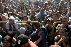 uprchlíci Refugees and migrants wait for a registration procedure at the port of Mytilene on the Greek island of Lesbos