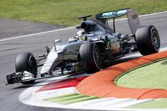 Lewis Hamilton při tréninku v Monze 2015