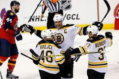 NHL: radost hokejistů Bostonu proti Floridě (Krejčí, Chára a Bergeron)