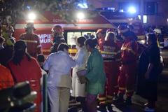 Záchranáři zasahují před diskotékou v Bukurešti