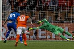 Nizozemsko - Island: Gylfi Sigurdsson proměňuje penaltu do sítě Jaspera Cillesena