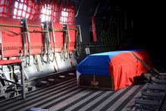 Rakev s tělem pilota ze sestřeleného ruského Su-24