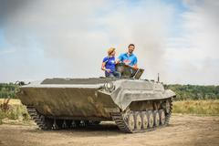 Petr Koukal a Gabriela Soukalová vyzkoušeli jízdu tankem