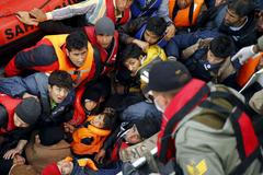 Těmto uprchlíkům se na Lesbos dostat nepodařilo, zachraňovala je turecká pobřežní stráž.