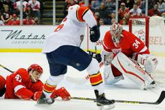 Petr Mrázek zasahuje proti Jusimu Jokinenovi