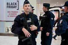 Francouzská policie hlídkuje před obchodním centrem v Nice.mercial center in Nice, the day after a series of deadly attacks in the French capital