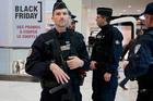 Francouzská policie hlídkuje před obchodním centrem v Nice.mercial center in Nice, the day after a series of deadly attacks in the French capital