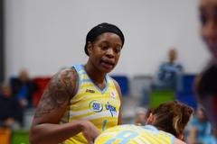 Euroliga: USK Praha-Kayserispor, Kia Vaughnová (1) a Ilona Burgrová (8)