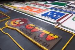 Deset dní stavěli obří domino. Pak nadšeně zhlédli jeho pád