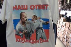 Suvenýry s obrázkem Putina jdou v Rusku na dračku