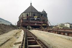 Přesun Děkanského kostela v Mostě 1975