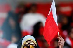 Fanynka Bahrajnu na fotbalovém turnaji Gulf Cup s podobiznou bahrajnského prince al-Chlífa