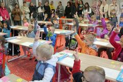 Děti jdou poprvé do školy v Milovicích