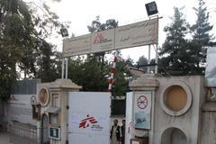 Brána nemocnice Lékařů bez hranic, Kunduz, Afghánistán, 3. října 2015