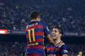 Neymar a Suárez slaví jednu z branek Barcelony