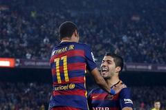 Neymar a Suárez slaví jednu z branek Barcelony