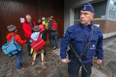 Brusel: školáci se vrací do školy za dohledu ozbrojených policistů.