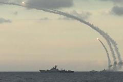 Ruské námořnictvo odpaluje rakety směr Sýrie.