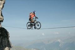 Cyklistický šampion přejížděl vrcholky Alp po laně