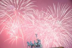 Ohňostroj nad Braniborskou bránou v Berlíně.