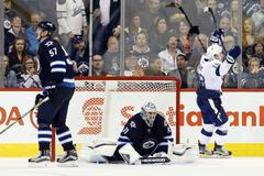 Tampa Bay Lightning vs. Winnipeg Jets - Ondřej Palát (v bílém) a Ondřej Pavelec