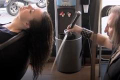 Kadeřník Alberto Olmedo stříhá ohněm i mečem