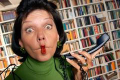 grimasa špulení pusy vykoulené oči telefon