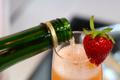 Silvestrovský nápoj z ovoce a prosecca. Drink Bellini namícháte do minuty