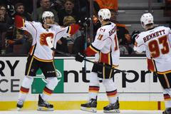 Michael Frolík se raduje z gólu do sítě Anaheimu