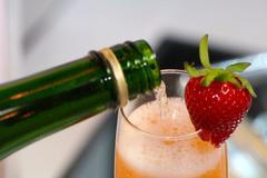 Silvestrovský nápoj z ovoce a prosecca. Drink Bellini namícháte do minuty