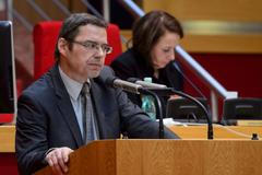 Zastupitel TOP 09 Václav Novotný a za ním Adriana Krnáčová (ANO)