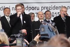 Zeman zpíval s Konvičkou hymnu. Národ není xenofobní, nenechme sebou manipulovat, pronesl prezident