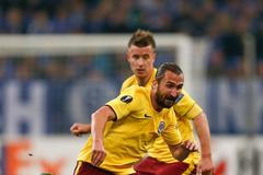EL, Schalke 04-Sparta: Sascha Riether - Petr Jiráček a Lukáš Mareček (11)