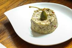 Tatarák z lilku podle tradičního řeckého receptu