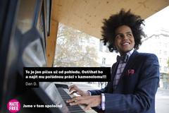 Všechny je postřílet! Češi napíší 2,5 milionu nenávistných komentářů, změnit to má nová kampaň