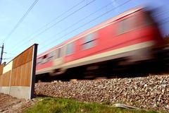 Protihluková bariéra, vlak