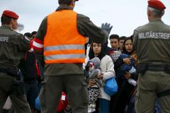 Rakouská armáda asistuje uprchlíkům