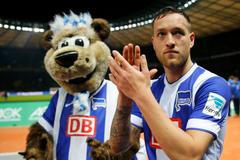 Julian Schieber z Herthy Berlín s maskotem
