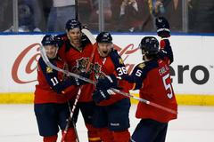 Jágr slaví se spoluhráči gól do sítě Rangers