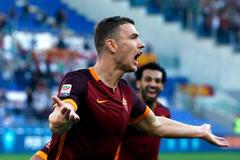 Edin Džeko slaví gól AS Řím