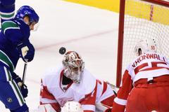 NHL: Detroit Red Wings vs. Vancouver Canucks (Mrázek, Kronwall)