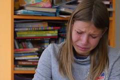 Otcové válčí na Ukrajině, děti trpí. Svět je zlý a my špatné, myslí si