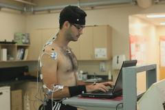 Pracovat za chůze může zmírnit bolesti svalů na krku a v ramenou