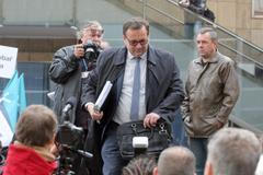 Vláda přijela vlakem do Ústí rozhodovat o limitech