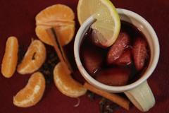 Uvařte si doma vánoční punč, do kterého na závěr patří rozinky s rumem