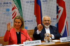 Federica Mogheriniová a Muhammad Zaríf na tiskové konferenci ve Vídni.