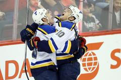 Upshall a Jaškin ze St. Louis se radují z gólu