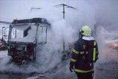 Shořelý náklaďák na D11