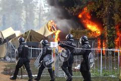 Ve Slovinsku hořel uprchlický tábor. Oheň zničil dvě třetiny stanů